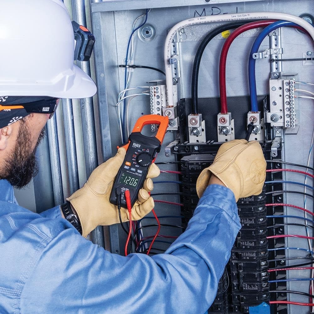 Electricista trabajando en Madrid