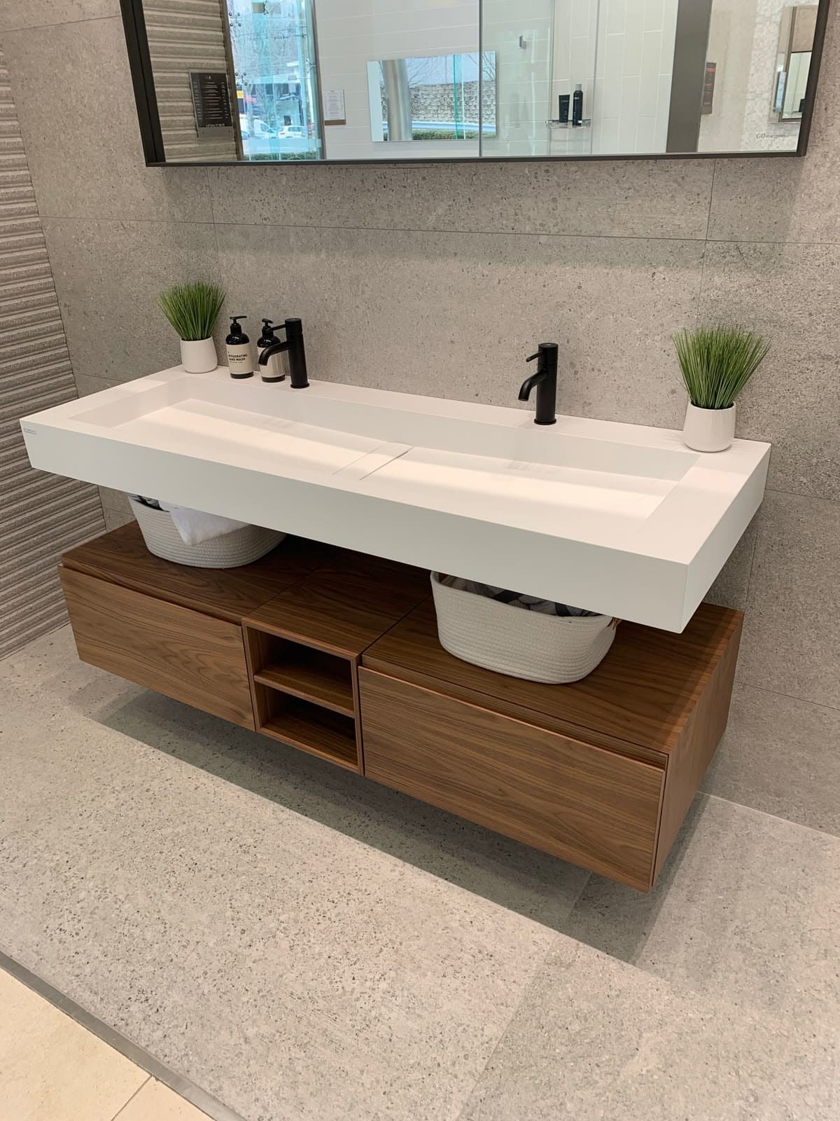 Mueble de lavabo moderno para baño en Madrid
